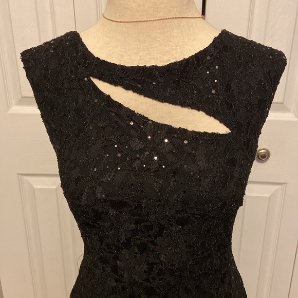 Black lace gown with scattered sequins size 6 - Picture 2 of 9